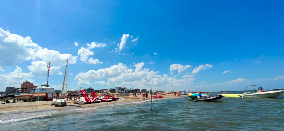 Centro Nautico Alla Deriva Rimini - noleggio barche a motore, gommoni, barche a vela, corsi windsurf, surf, barca a vela, sup, banana boat, aqua twister, tubing, pedalò, canoa